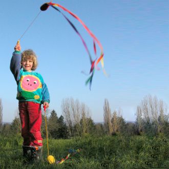 Enfant qui joue avec des bolas