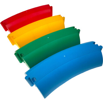 Lot de 12 poutres courbes en plastique, de différentes couleurs : rouge, jaune, vert et bleu. Chaque poutre mesure 29x12xh6cm et présente une surface lisse avec des stries pour une meilleure adhérence. Les poutres sont empilées les unes sur les autres.