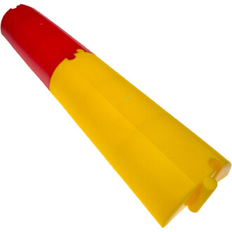 Poutre droite colorée en rouge et jaune, mesurant 29x12xh6 cm, avec une surface lisse et des détails texturés. Idéale pour les activités de motricité en cirque avec les enfants.