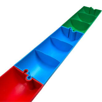 Lot de 12 poutres droites en plastique de couleurs vives (rouge, bleu, vert) avec des compartiments arrondis, mesurant 29x12xh6cm, disposées en ligne. Vue du dessous des poutres.