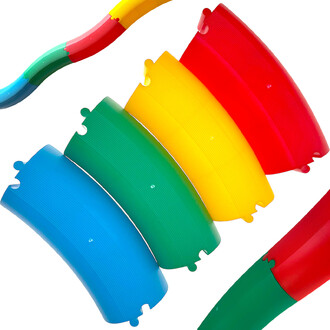 Set van 12 gebogen balken van gekleurd plastic, met rode, gele, groene en blauwe segmenten. De balken zijn zo gerangschikt dat hun gebogen vorm en groeven zichtbaar zijn.
