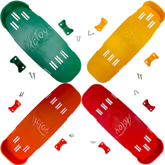 Suole Actoy in plastica multicolore (verde, giallo, arancione e rosso) con le relative piccole parti di montaggio e viti.