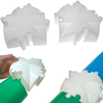 Lot de 6 intersections pour poutres d'équilibre montrant des pièces blanches en plastique avec des textures en relief, utilisées pour connecter des poutres d'équilibre. Une main tient une intersection qui s'adapte sur des poutres de différentes couleurs, 