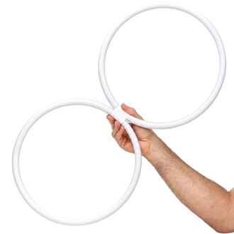 Mains tenant deux anneaux de jonglerie blancs de 32 cm de diamètre, assemblés en forme de huit par un connecteur central.
