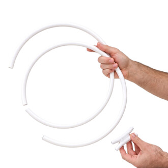 Deux mains tenant les segments blancs d'un anneau de jonglage démontable 8-Rings Play, avec un connecteur en forme de croix pour assembler le cercle.