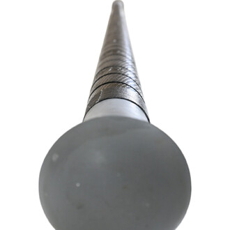 Acro staff Gora vu de près, montrant la partie supérieure avec un empattement large et une texture lisse, le long duquel des bandes de grip sont visibles. L'image est prise en angle, mettant en valeur la longueur du bâton sur fond blanc.