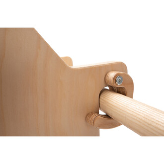 Détail d'une fixation en bois, montrant un support en bois clair avec un tube en bois inséré, illustrant la solidité et la conception ergonomique de l'équipement de jonglerie.