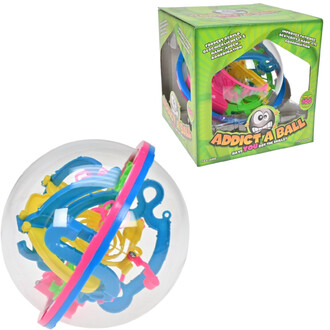 Boule de jeu Addict A Ball à l'intérieur d'un emballage coloré. La boule est transparente et contient un parcours en plastique avec des obstacles de différentes couleurs (bleu, rose, vert et jaune) pour faire rouler une petite bille. L'emballage présente