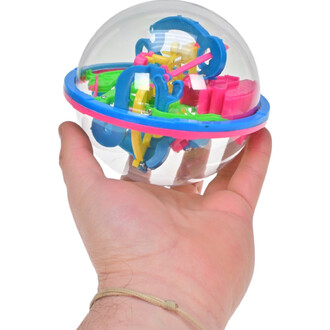 Boule en plastique transparent contenant un mécanisme coloré en bleu, jaune, rose et vert, tenue dans une main.