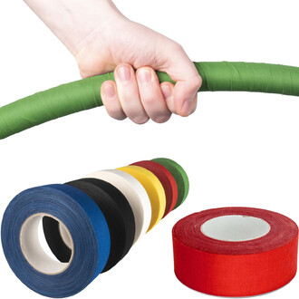 Main tenant fermement un bâton recouvert de tape vert, avec plusieurs rouleaux de ruban adhésif de différentes couleurs (bleu, noir, blanc, jaune, rouge, vert) visibles en bas de l'image.