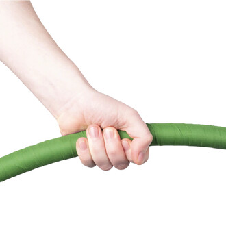 Main tenant fermement un bâton recouvert d'adhésif aérien vert, sur fond blanc.