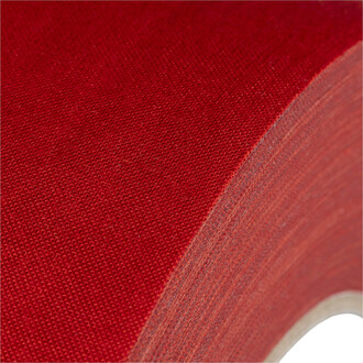 Adhésif aérien de 50 mètres de long et 5 centimètres de large, enroulé sur un rouleau, avec une texture rouge et légèrement textile.
