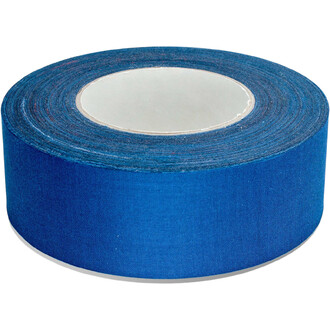 Ruban adhésif aérien de couleur bleue, enroulé sur un support, avec un diamètre intérieur vide au centre. Taille de 50 mètres de long et 5 centimètres de large.