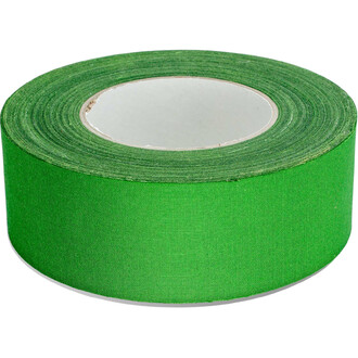 Rouleau d'adhésif aérien de 50 mètres de long et 5 centimètres de large, de couleur verte, présenté sur un fond blanc, montrant le bord du rouleau et son centre.