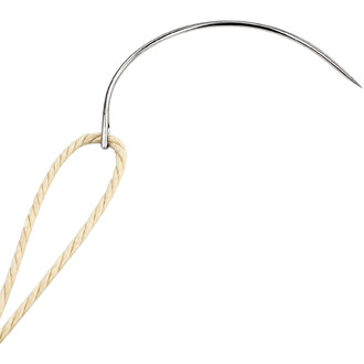 Aiguille incurvée en métal argenté avec œil, insérée dans une corde Kevlar beige.
