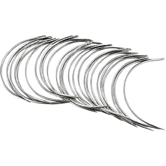 Lot de 25 aiguilles incurvées pour couture Kevlar, en acier argenté, disposées en arc sur fond blanc.