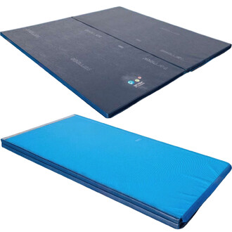 Aire d'Evolution Evolutive 2mx2m, comprenant deux tapis de protection : un en surface noire et un en surface bleue, pliés pour une présentation compacte. Les tapis sont conçus pour offrir un confort et une sécurité lors de la pratique de la jonglerie.