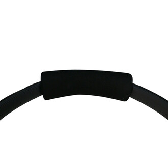 Anneau Pilates Sarneige avec une prise en main en mousse noire et une structure en plastique noir.