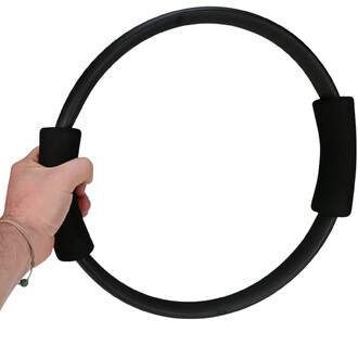 Anneau de Pilates Sarneige tenu à une main, avec des poignées noires ergonomiques et un cadre en plastique noir, sur fond blanc.