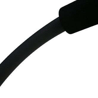 Anneau Pilates Sarneige, vue partielle montrant la courbure de l'anneau et le revêtement en mousse noir sur une extrémité, avec des rayures texturées sur le corps de l'anneau.