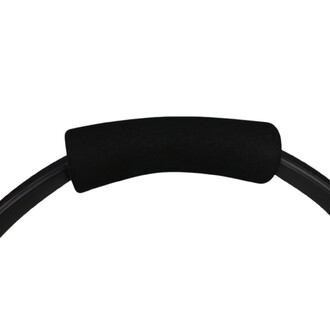 Anneau de Pilates Sarneige avec un manche recouvert de mousse noire pour un confort optimal, sur fond blanc.