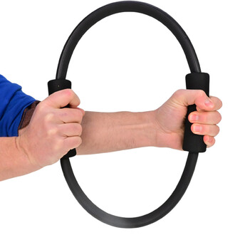 Anneau Pilates Sarneige, tenu à deux mains. Les poignées sont en matériau noir, et l'anneau est de couleur noire, offrant une surface lisse et courbée.