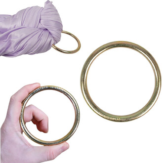 Anneau en acier galvanisé pour hamac aérien, deux tailles visibles, l’un tenu par une main et l’autre posé, avec une corde violette à proximité.
