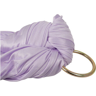 Anneau rond en acier galvanisé avec un tissu lavande noué autour, destiné au hamac aérien.