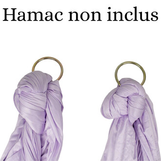 Deux anneaux en acier galvanisé destinés au hamac aérien, chacun avec un tissu violet noué autour.