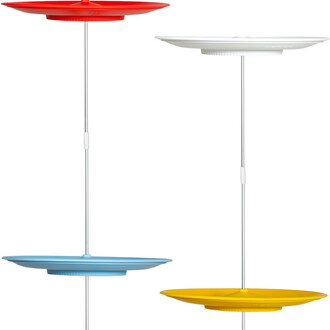 Assiette Chinoise ND Jester composée de quatre assiettes de couleurs différentes : rouge, blanc, bleu et jaune, montées sur des tiges métalliques.