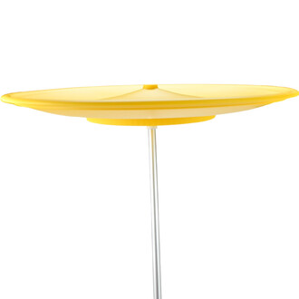 Assiette Chinoise ND Jester de Niels Duinker, de couleur jaune, positionnée sur un support métallique, vue de profil.