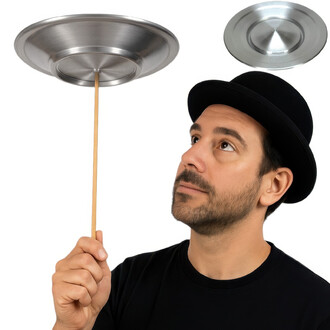 Assiette chinoise en aluminium tenue par un homme portant un chapeau haut de forme, regardant vers le haut. En arrière-plan, une assiette en aluminium plus petite est visible.