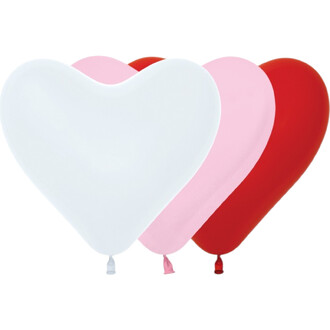 Trois ballons cœur de couleurs blanc, rose et rouge, disposés en diagonale et attachés par leurs ficelles.