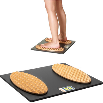 Tapis de stimulation avec deux zones texturées sur une base noire, montrant des pieds nus d'une personne posés sur les surfaces en relief, conçu pour le bien-être et la relaxation.