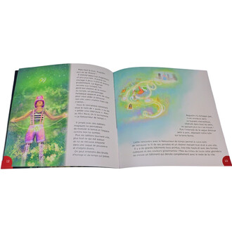 Illustration d'un livre ouvert montrant Augustin le Lutin, un personnage coloré avec un chapeau et des vêtements vibrants, jonglant avec des sabliers magiques sur la page de gauche. La page de droite présente un décor féérique avec des éléments visuels év