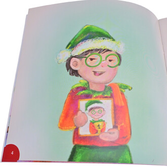 Illustration d'un jeune lutin souriant portant un chapeau vert et des lunettes rondes. Il est vêtu d'un pull aux manches orange et d'une jupe verte, tenant une image d'un autre lutin avec une étiquette 1. L'arrière-plan est d'une teinte douce et légèremen