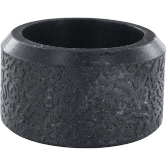 Bague en caoutchouc noire Fusion, vue rapprochée montrant une surface extérieure rugueuse et l’intérieur creux.