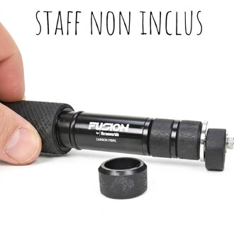 Plan rapproché d’une bague en caoutchouc noir Fusion et de segments de manche en fibre de carbone, avec des bagues détachées sur fond blanc.