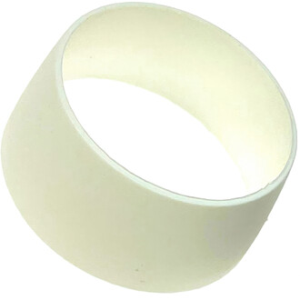 Bague en centre, de couleur blanche, de forme circulaire et lisse.