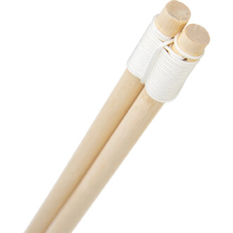 Deux baguettes de diabolo en bois avec enveloppe blanche tissée autour des extrémités.