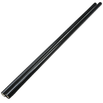 Deux baguettes noires cylindriques et brillantes pour le Bâton du Diable Gora, disposées en diagonale sur fond blanc; extrémités ouvertes visibles.