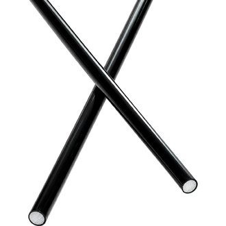 Deux baguettes du Diable Gora noires et brillantes croisées sur fond blanc, extrémités métalliques argentées.