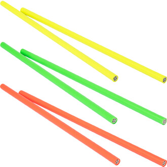 Baguettes en silicone flexibles de couleurs vives : jaune, vert et orange, disposées en diagonale sur un fond blanc.