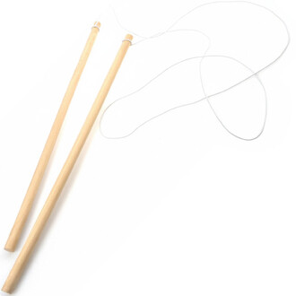 Baguettes en bois en hêtre, de couleur claire, avec deux bâtons droits et une ficelle attachée, représentant un matériel de jonglerie.