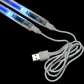 Baguettes de diabolo lumineuses rechargeables avec un cable usb fourni. Le câble est équipé de 2 prises pour charger les 2 baguettes en même temps.