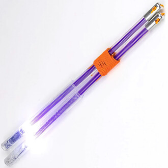 Baguettes de diabolo lumineuses de couleur violette, avec des embouts argentés et un cordon orange entourant le centre. Les baguettes émettent une lumière blanche à leurs extrémités.