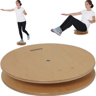 Plateau en bois pour l'équilibre avec deux femmes en action : l'une debout sur le plateau en équilibre, l'autre assise en position de gainage. Le plateau est en forme circulaire, conçu pour l'entraînement de la stabilité et de la coordination.