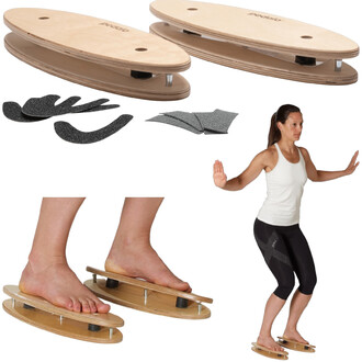 Plateforme de balance en bois avec une personne en position d'équilibre. Deux planches ovales sont visibles, accompagnées de morceaux de surface antidérapante. Les pieds de la personne sont positionnés sur les planches, tandis que ses bras sont tendus pou