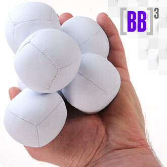 Balle BB3 NetJuggler, légère et blanche, tenue dans une main. Cinq balles visibles, montrant des coutures distinctives sur leur surface. Logo [BB]3 en violet en haut à droite. Fond neutre.