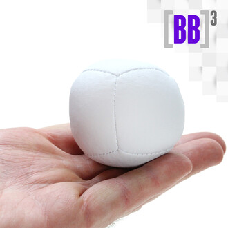 Balle BB3 NetJuggler [70g] posée sur une main. La balle est blanche, composée de plusieurs panneaux cousus. Le fond est flou avec un logo en lettres violettes BB3 en haut à droite.